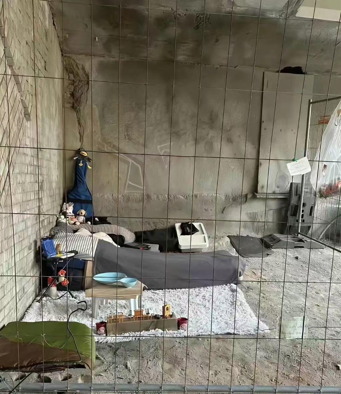 住个桥洞都能住这么精致，以前一定是个有钱人吧！
