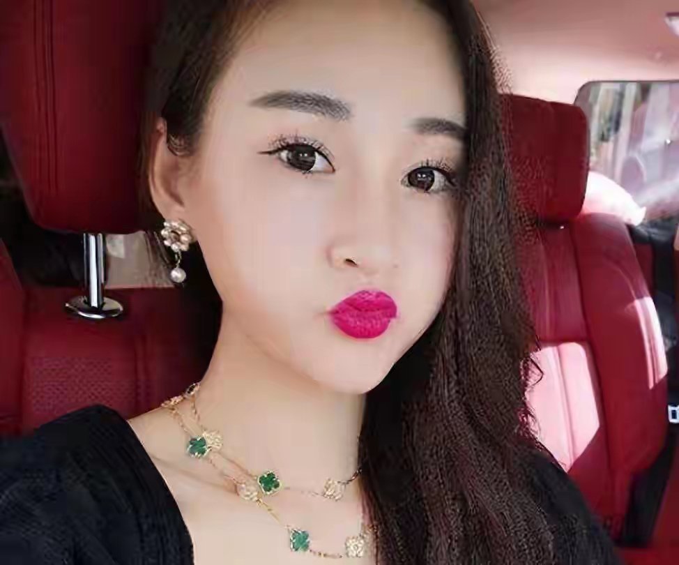 疫苗女王高俊芳儿媳多奢靡，粉色劳斯莱斯配私人飞机。 ​​​