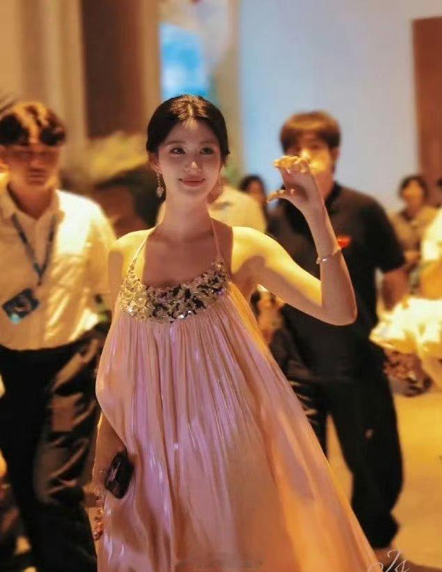 我是真的以为是赵露思…结果一个是王楚然，一个是李一桐。 ​美女都是相似的这句话是
