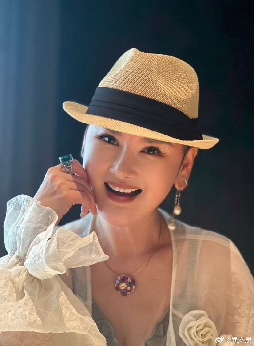 蒋一侨妈妈是现实中的爽文女主阿姨身上那种从容不迫的气质太迷人了。经历过风雨却依然