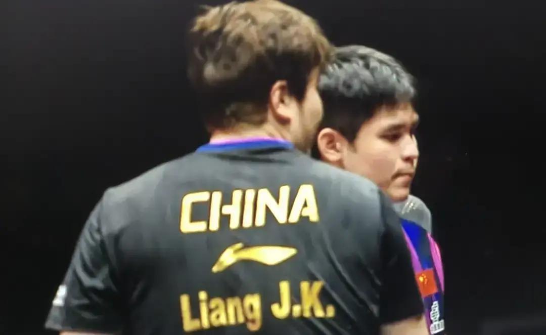 今天刷到个离谱的事儿。
 
小石头4比0赢了大胖，居然有人说他情商低，该让大胖一