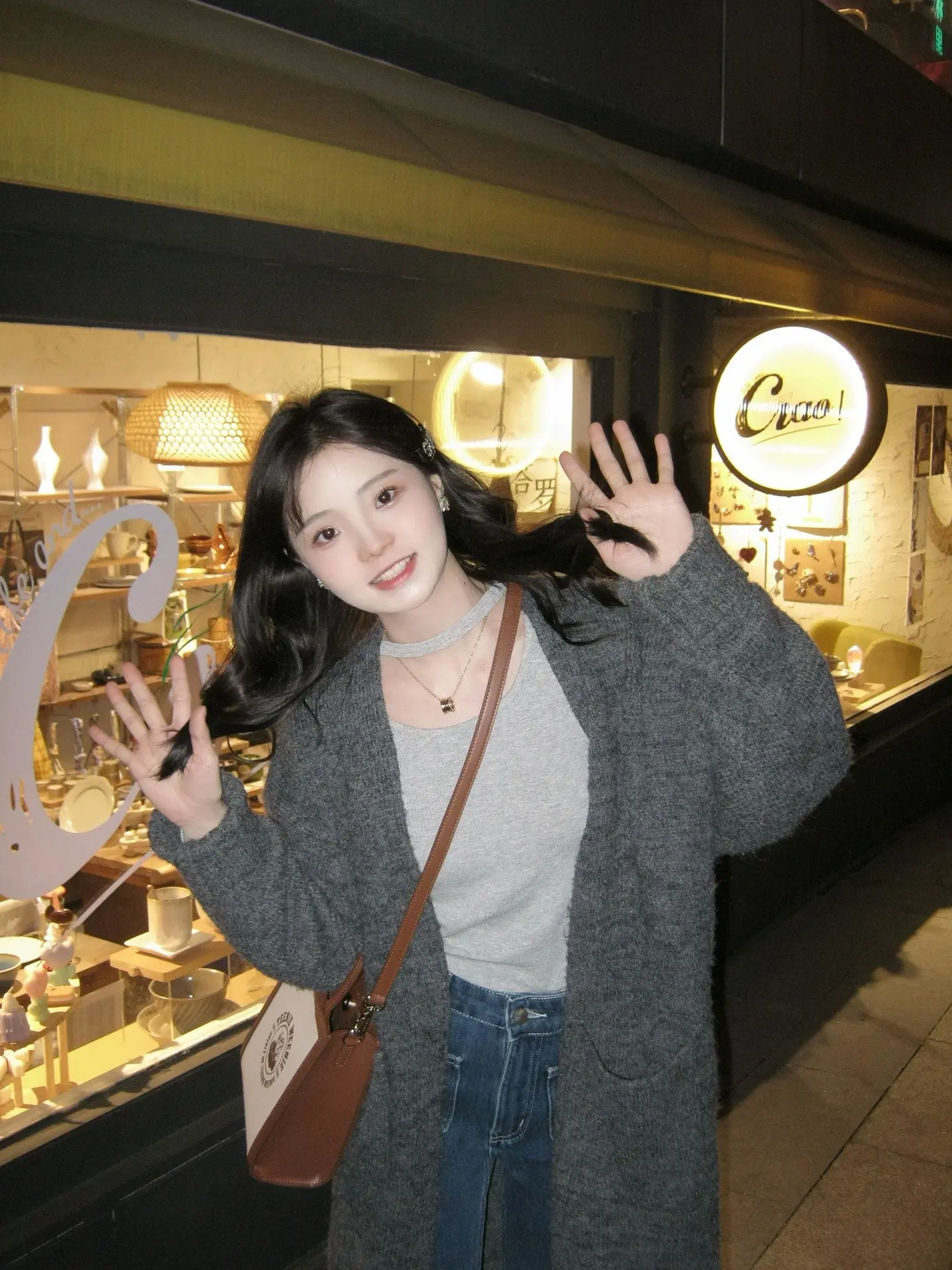 她说她找不到爱的人。所以宁愿居无定所的过一生