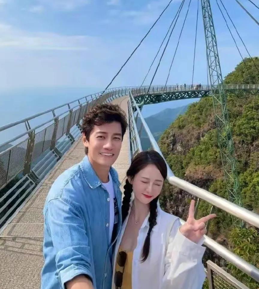 陈乔恩嫁给Alan应该嫁对了
看他们的合影就知道
陈乔恩美成了少女
并且幸福着，