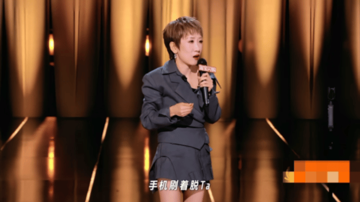 张踩铃洗澡得鲁豫翟佳宁陪着 姐姐和两位的关系真的太暧昧了！洗澡听翟佳宁骂人搓泥，