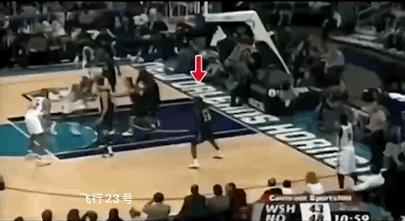 “打球态度决定一个人的高度”。
下面是“篮球之神”乔丹39-40岁专注防守的一些