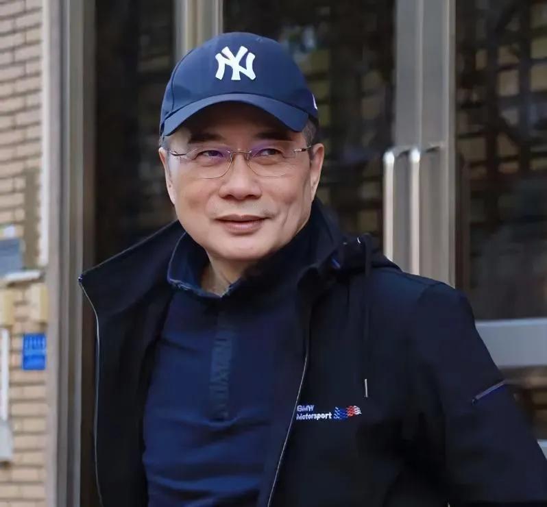 台湾著名时事评论员蔡正元说，大陆有“一堆亲美的人”，胳膊肘往外拐，跪舔美国，要么
