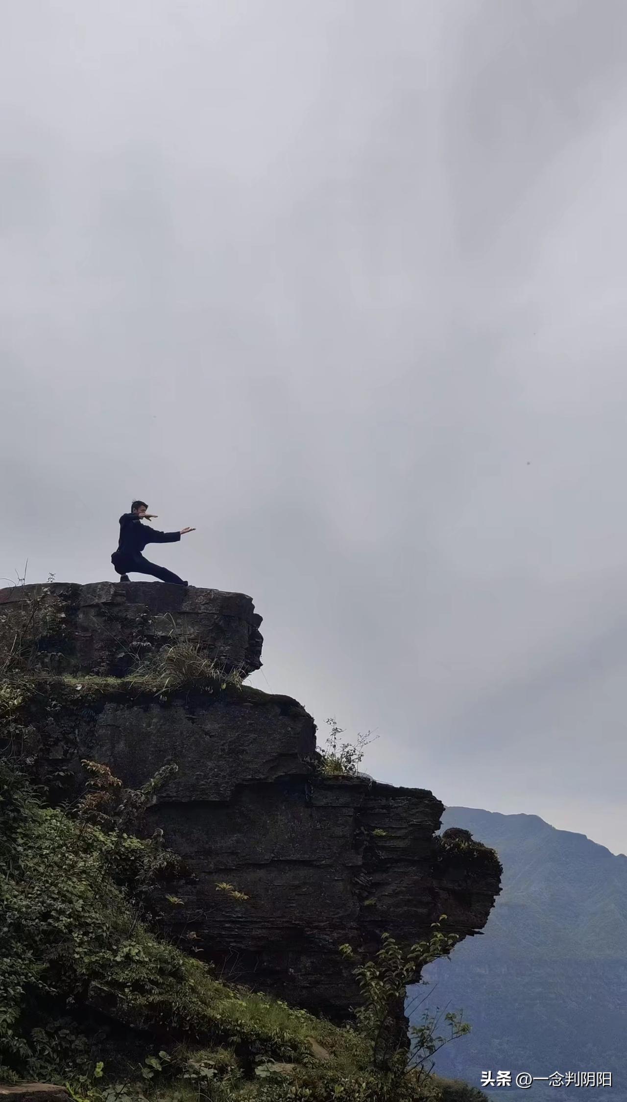 生活里你会发现，总有一些人、一些圈子，自带浮躁嘈杂的气息。他们总想拉着你一同沉沦