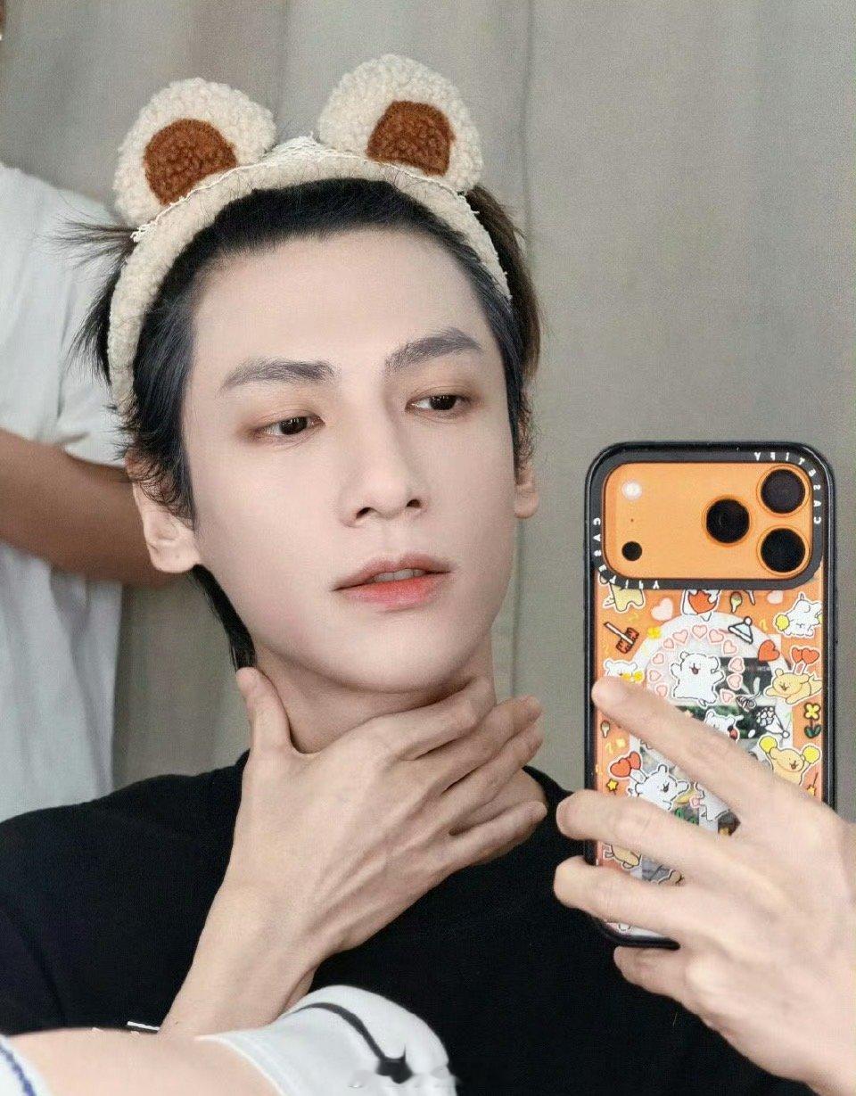 罗云熙[超话]  魅惑罗云熙 爱看 这样的自拍请多发 ​​​