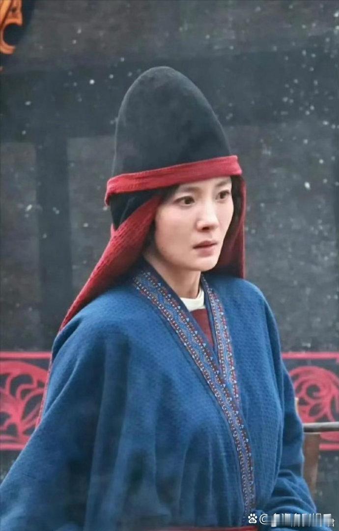 杨幂冯湮儿路透杨幂新剧《江山大同》的路透来了，她戴着黑色帽子，穿着蓝色长衣， 