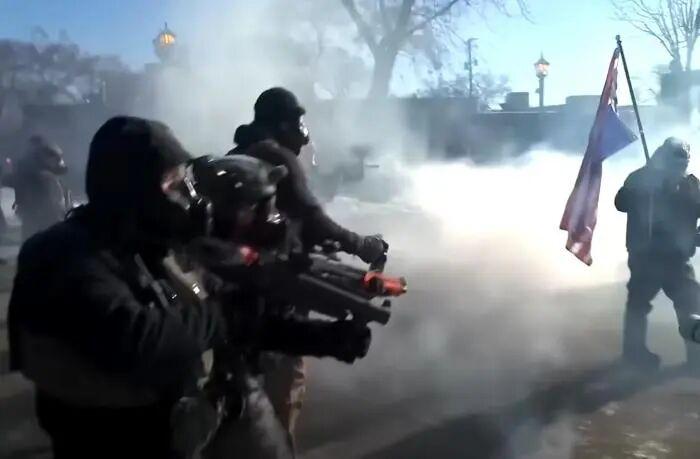 美国人自已打起来了，内战正在越演越烈。美国执法人员在趋渐所谓“非法移民”中，在明