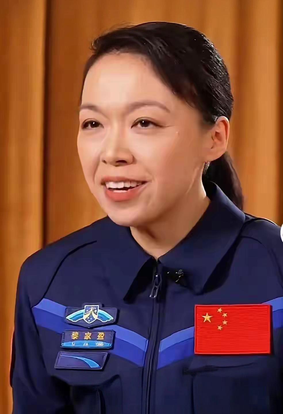 一个香港路政署高级工程师，
在2024年突然辞去公职，带着11岁龙凤胎和9岁小女