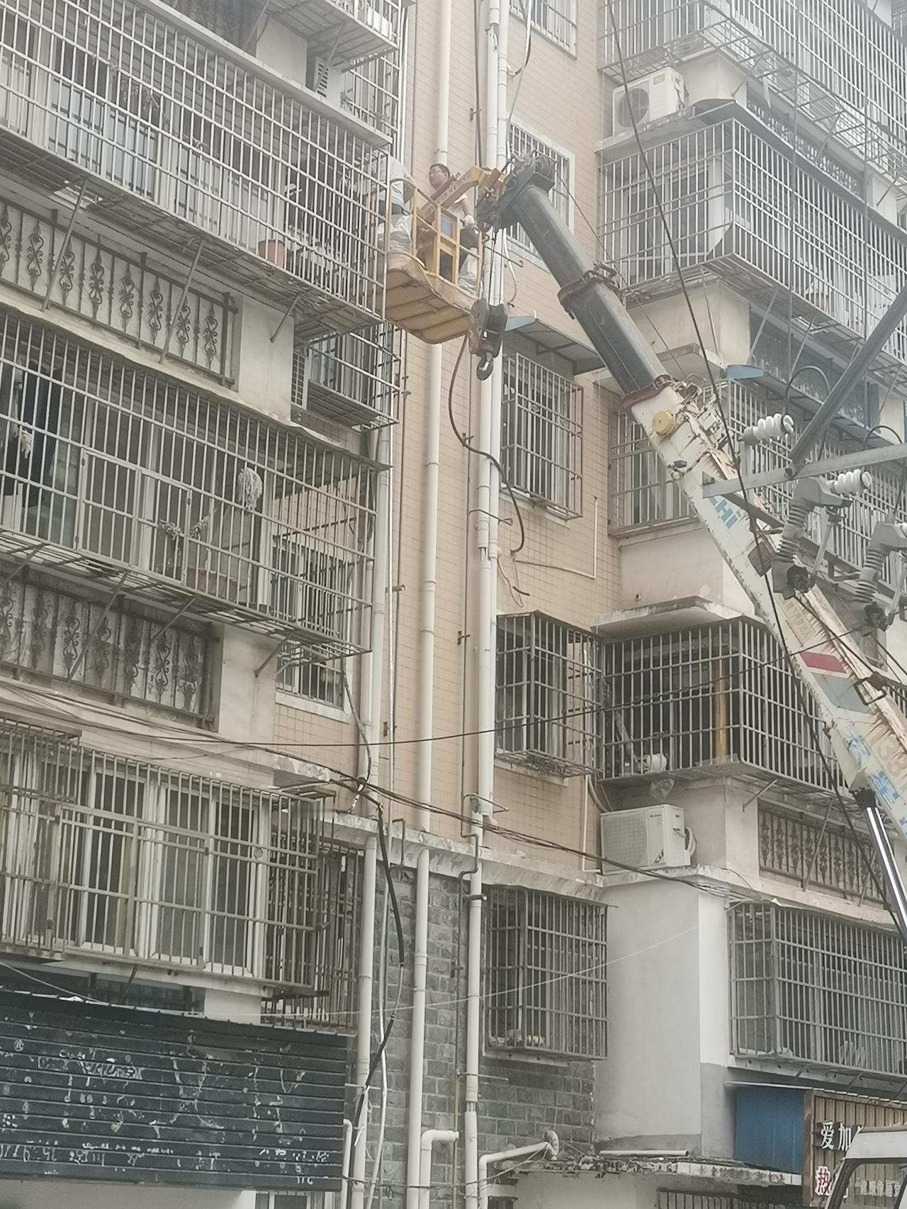 花1000块钱把自家楼上的一块水泥板拆掉，你会做吗？
今天下楼，发现楼道下面被拉