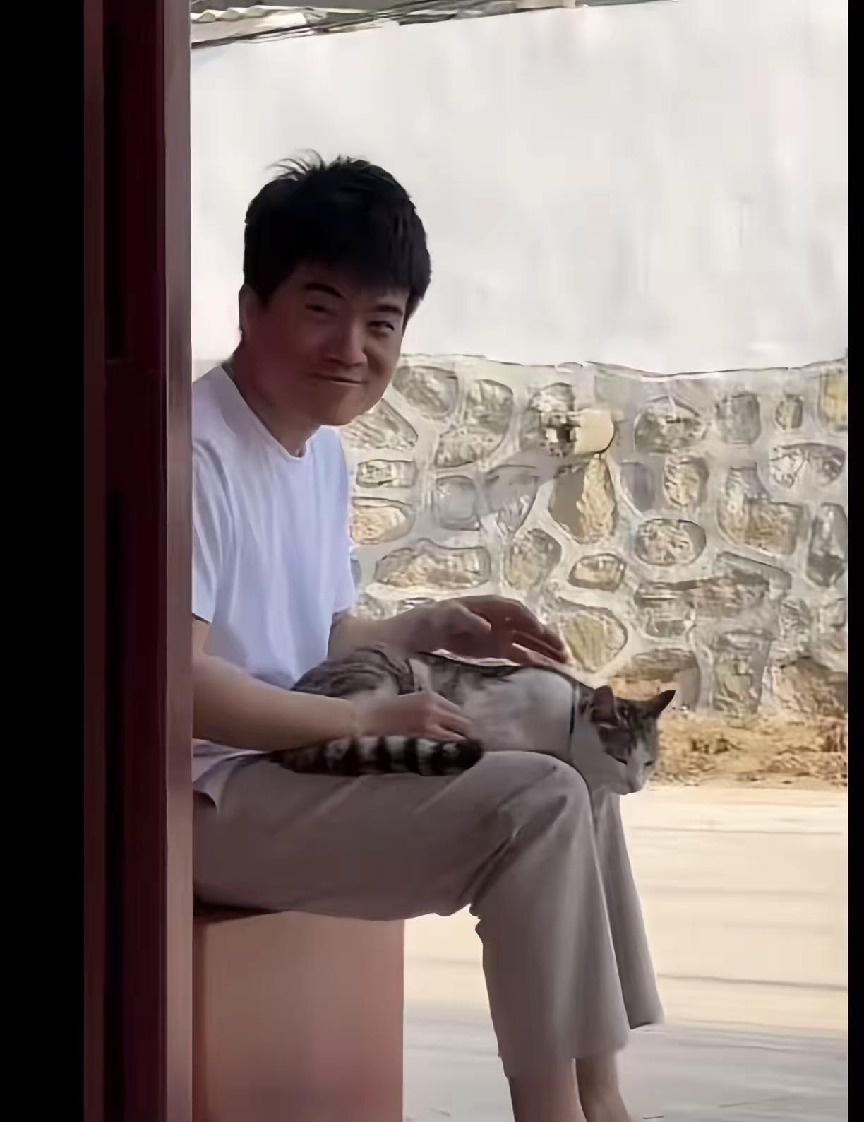 董宇辉父母提议把老屋翻修一新，将来给他办婚事体面，逢年过节一大家子也住得开。他却