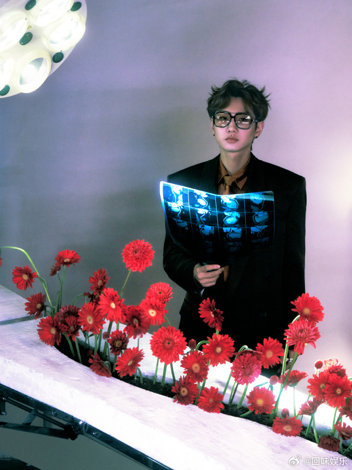 汪苏泷鲜花主刀医生冰冷的器械和热烈的鲜花，被汪苏泷组合在一起，竟然意外地浪漫又治