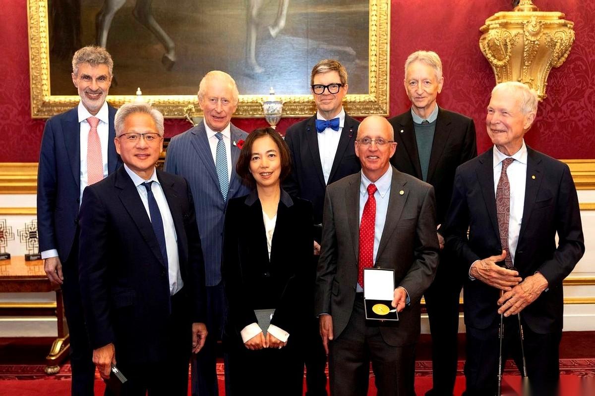 英国国王，亲自给那个穿黑皮夹克的男人，颁了个大奖。
伊丽莎白女王工程奖。
这分量