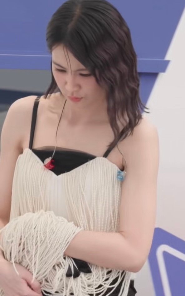 曾沛慈穿了一身面条全场造型里就数她最有记忆点，这身 “面条装” 成功出圈啦。曾沛