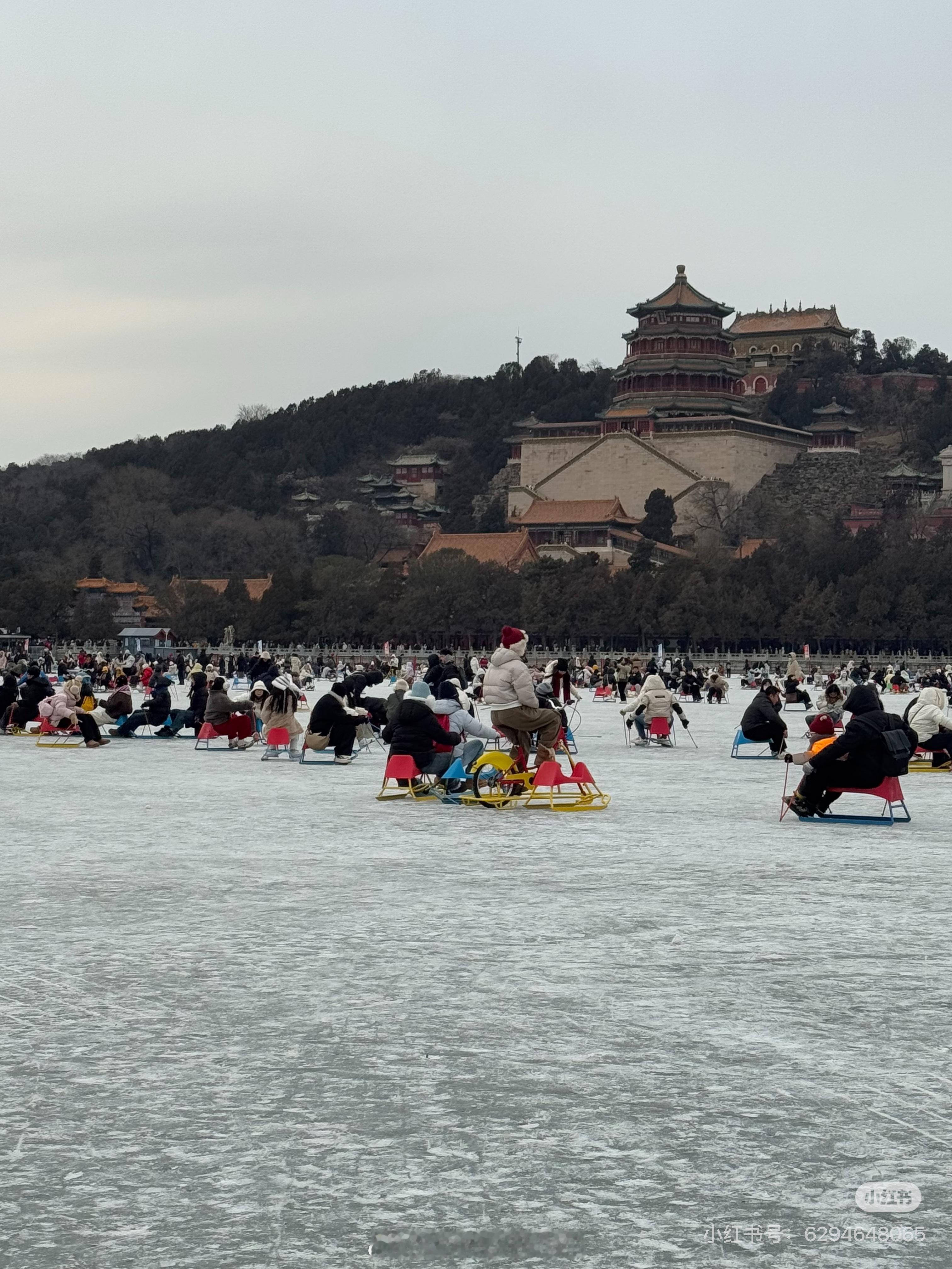 颐和园感觉有一亿人冰场上基本就是：人人人人人人人人…我今年过年还在北京过、你呢？