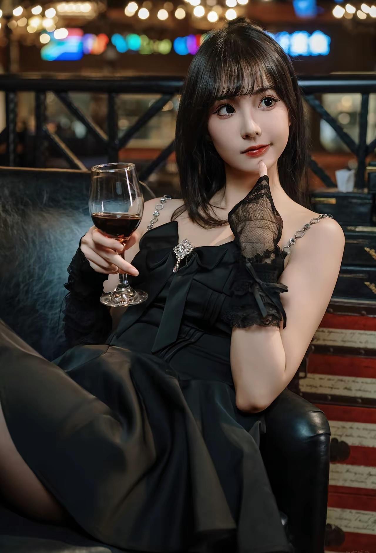 眼眸流转！
当她看向你，你将如何应对……