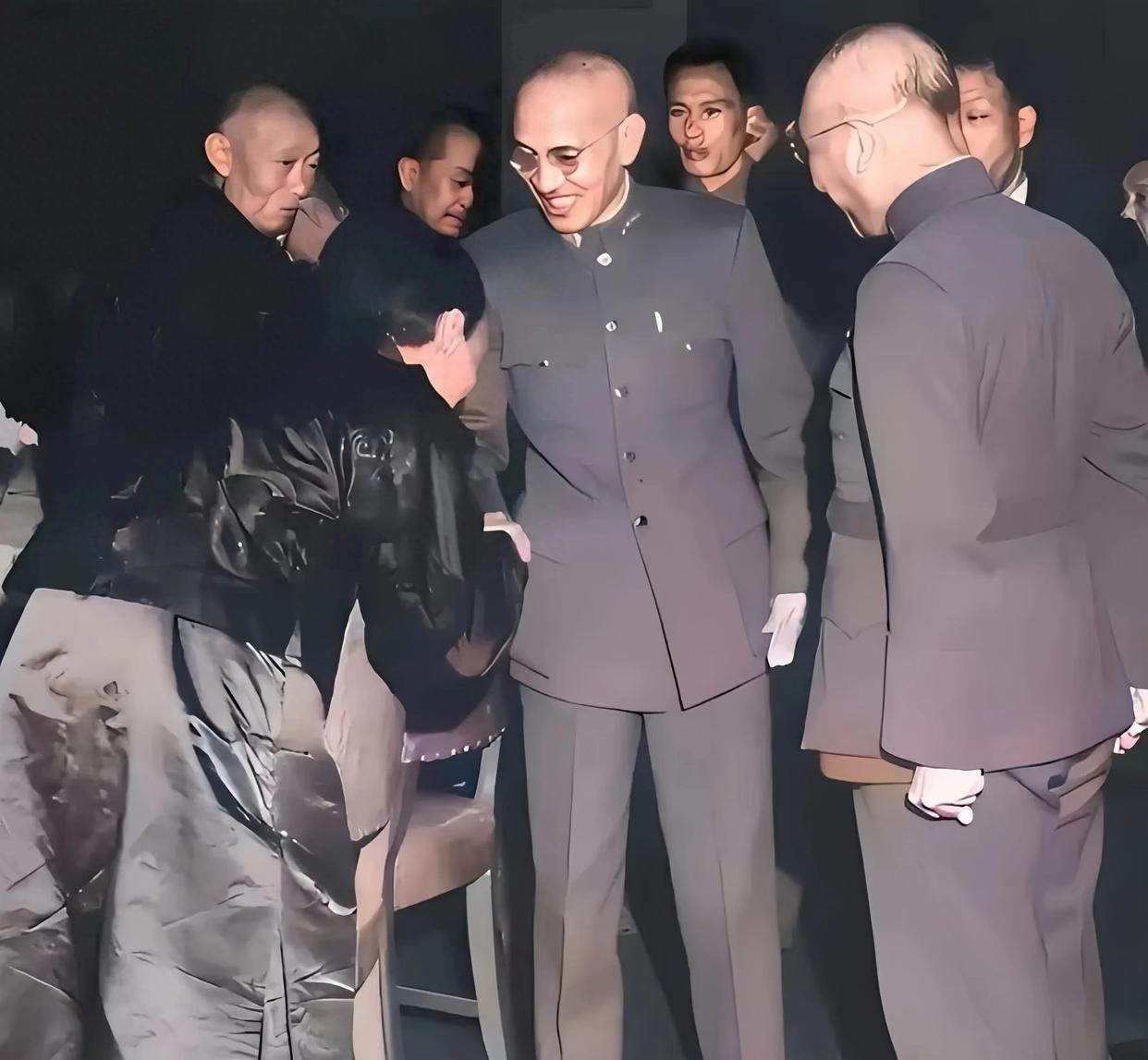 1948年，青帮大佬杜月笙与蒋介石握手时，被记者拍下了这张照片，从照片上看，杜月