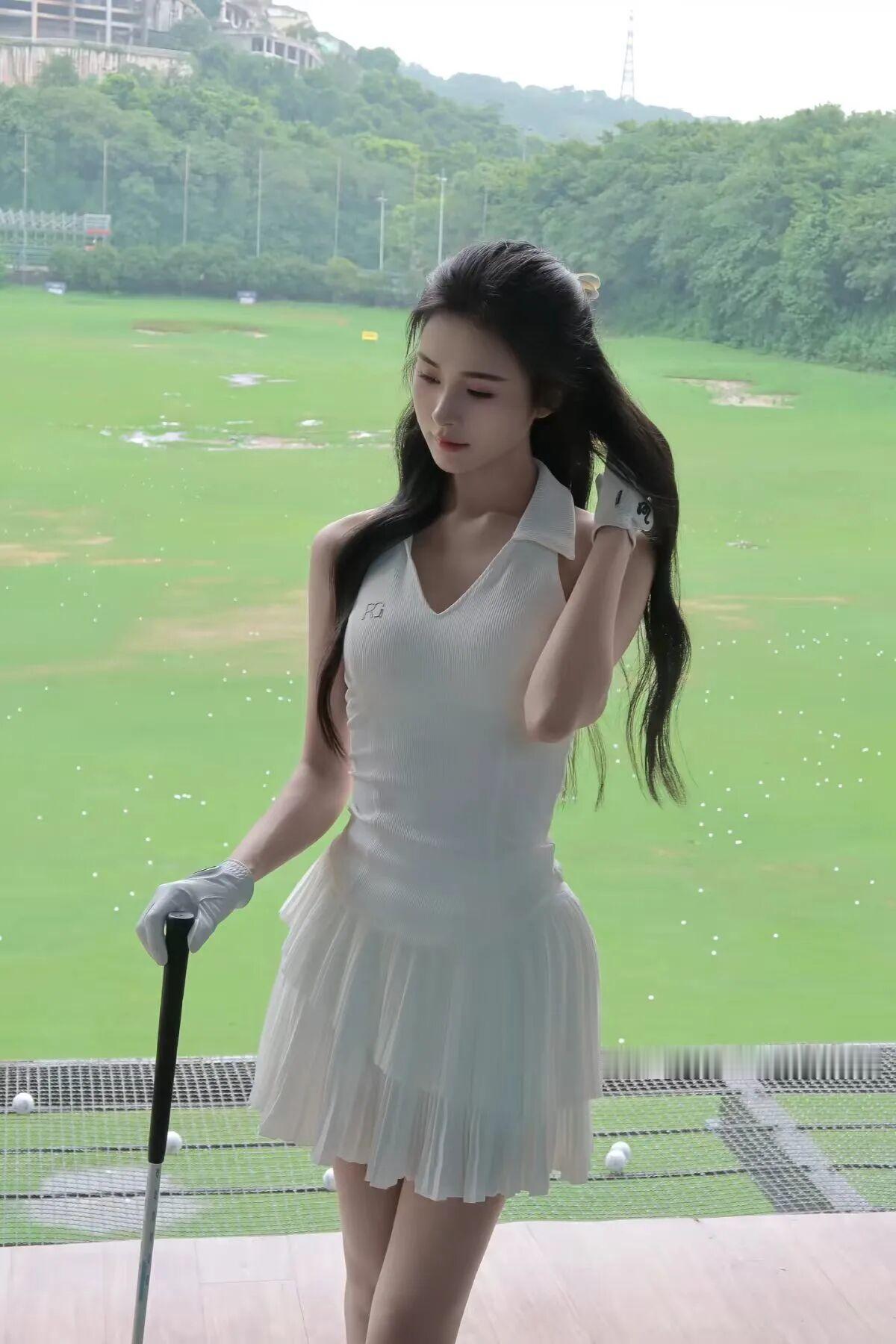 高尔夫少女，挥杆在绿茵场上，享受阳光与自由。🏌️‍♀️🌞