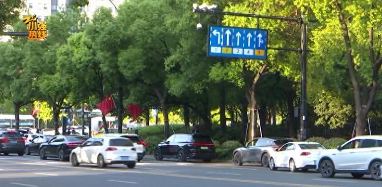 顺风车挤进五个人 司机吼完不坐就滚下去把俩女孩扔路边
车靠边，门开了。 两个背书