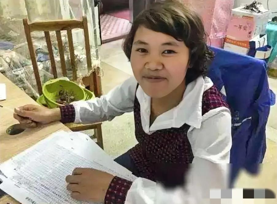 2002年，一17岁女孩儿，双手被铐跪在地上，虽然大声喊冤，但警方无动于衷，十几