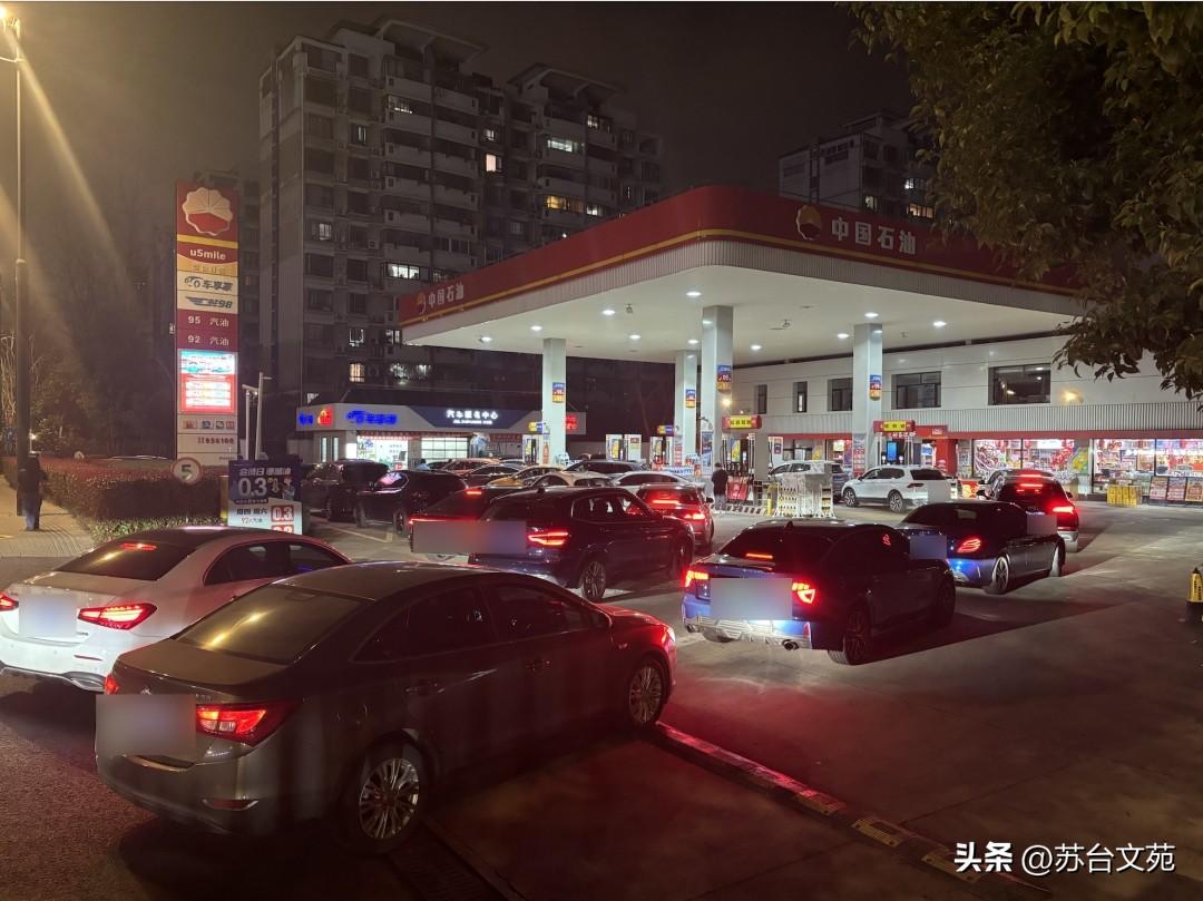 我说今晚油价上调
伏案写作的女儿问我涨多少
我说加一箱油比平时多20元
她追问为