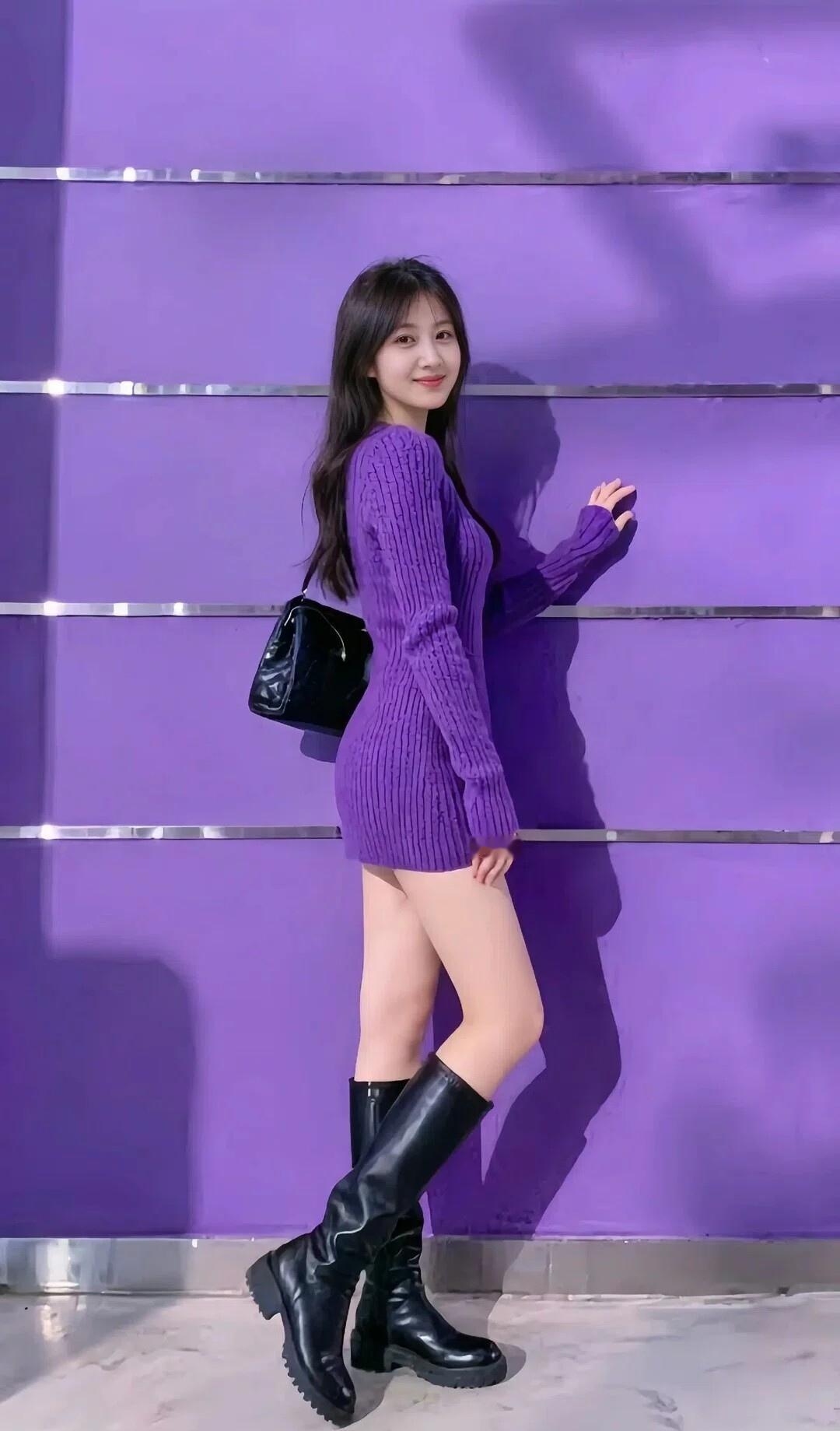 紫色背景下的时尚穿搭，甜美与酷炫并存！