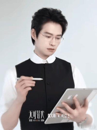 魏大勋智性恋天菜魏大勋《无可替代》开机造型太鲨人！一丝不苟的背头配金丝眼镜，西装