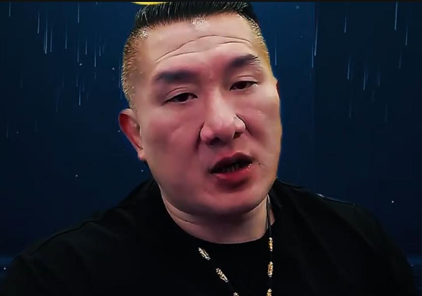 馆长陈之汉怒批赖清德。他说，赖清德就是美国人的狗，老子就在台湾，我跟你正面就对干