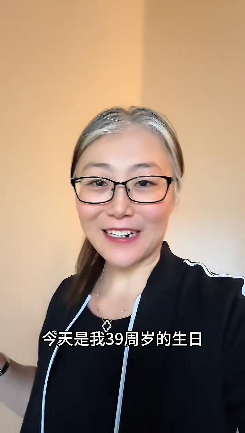 “都是洞姐姐”39周岁生日，一家五口一起做晚餐，别看三个孩子不大，都各自做了一道