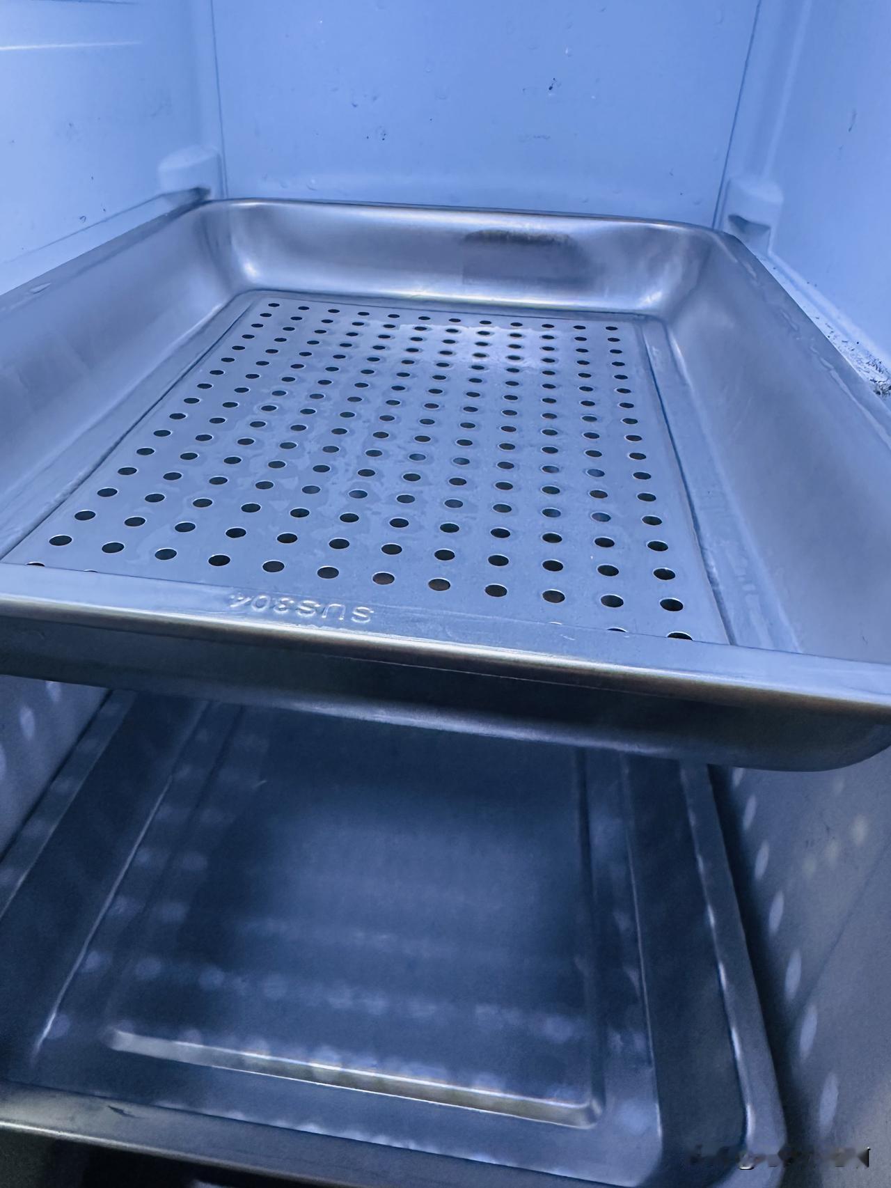 打开老爷们泡发海参的冰柜，冰箱。
我在想：“就这干净利落还有客户挑他的毛病，真的