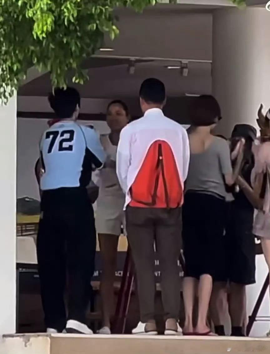 瞿颖王俊凯中餐厅同框世界真的是一个圈啊 兜兜转转瞿颖和王俊凯就这样相遇了！ 