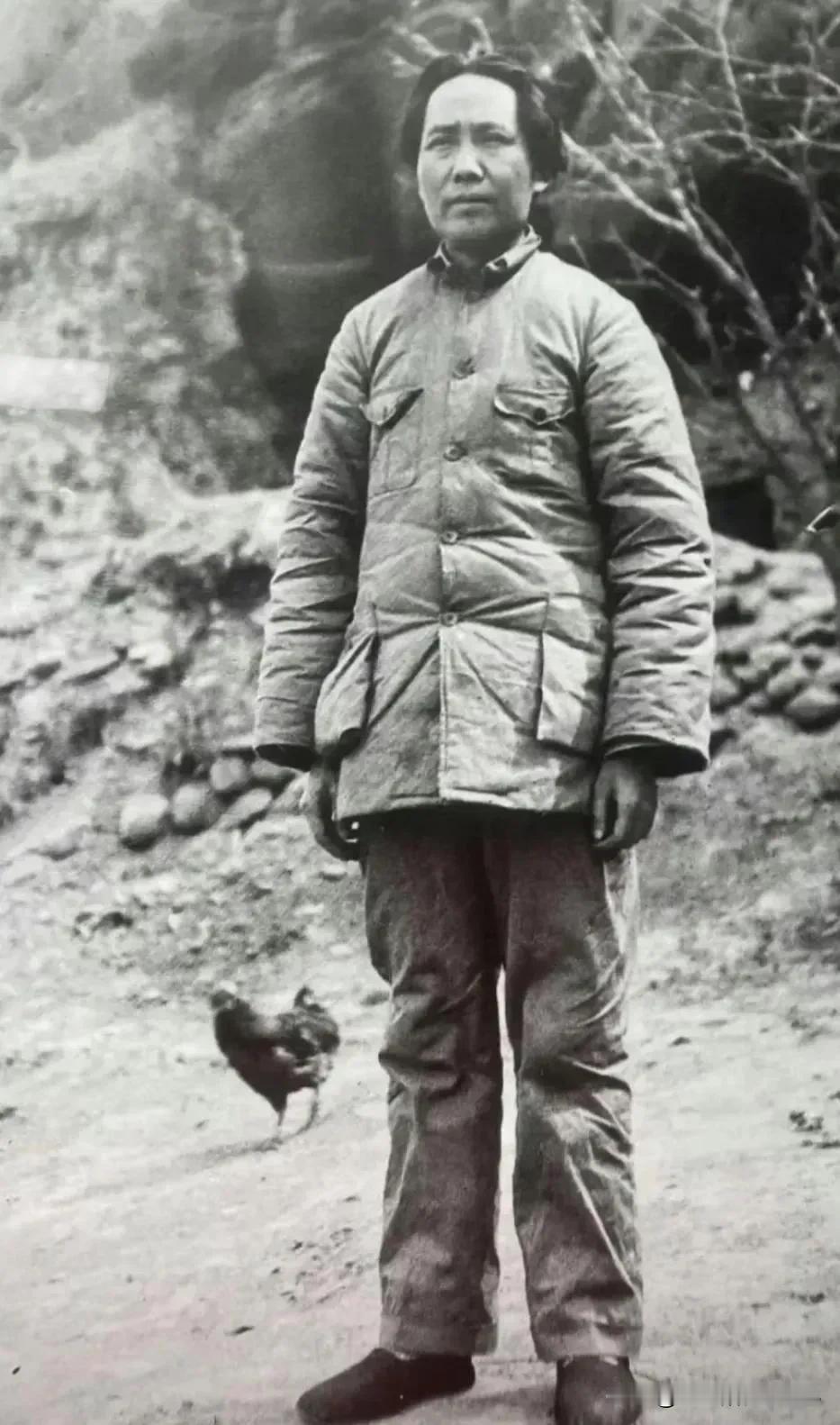 那些又土又旧的衣服，穿在主席身上却掩盖不住他的伟人气质。想当年，主席的生活条件可