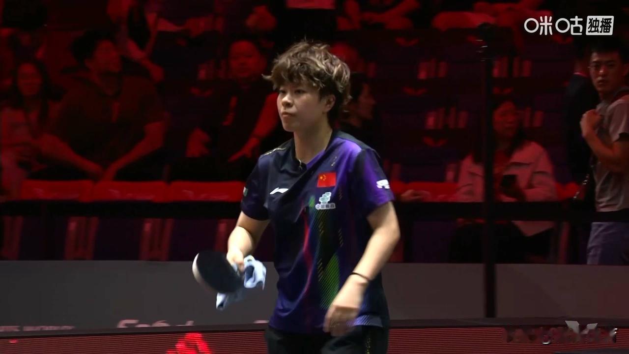 想看这闺蜜俩场上握手时笑场呢，结果她俩一个比一个脸崩的严肃！想问问咋忍住的😢呢