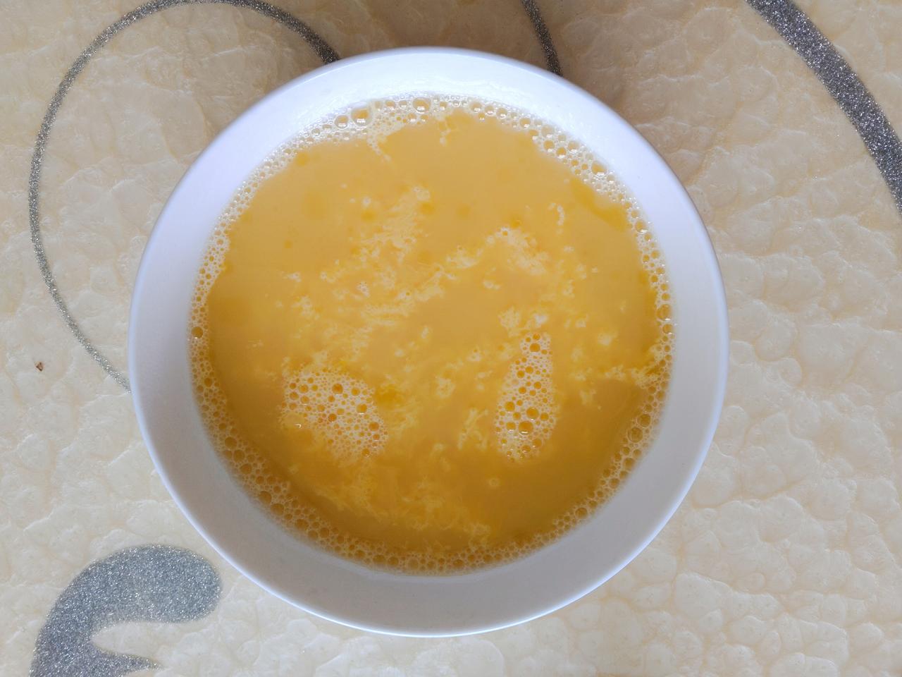 《八千里路云和月》里，孟万福给丁玉娇做的鸡蛋茶，我们这里叫鸡蛋水。

就是先把鸡