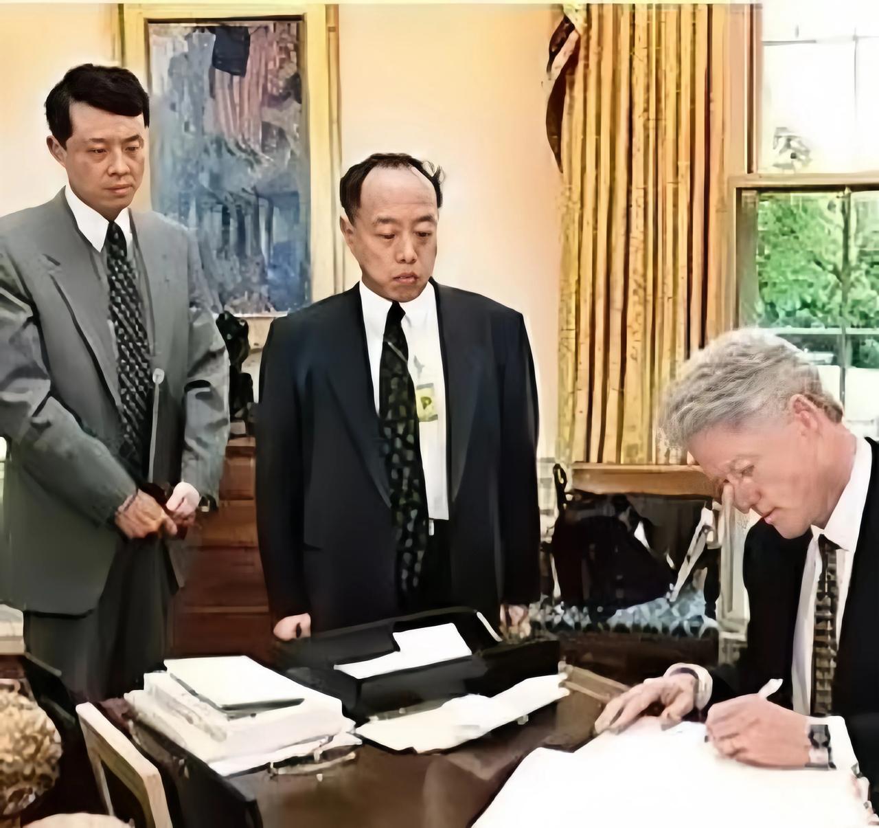 这张照片让人心里五味杂陈！1999年5月7日晚上23点45分，以美国为首的北约组