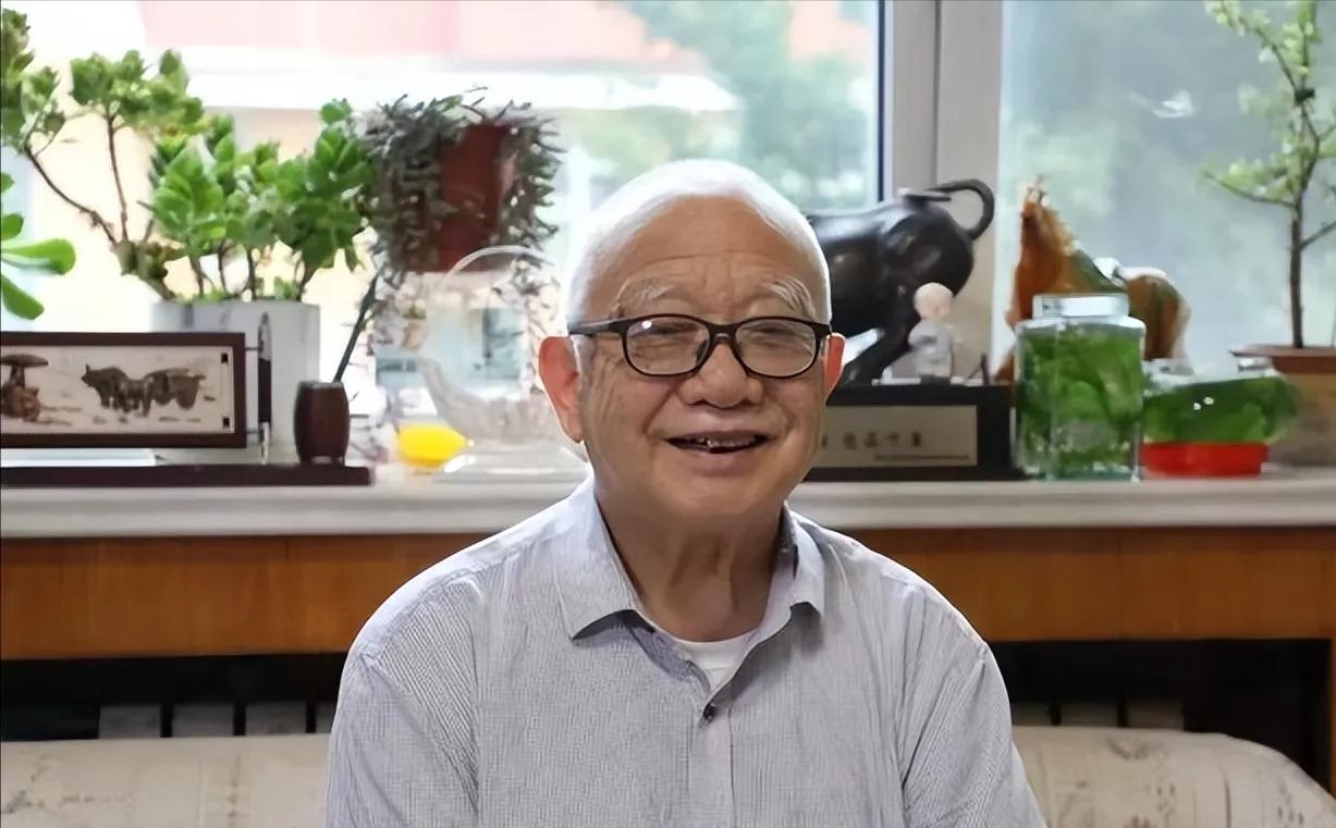 1990年，49岁的核武器研制专家魏世杰退休，带着妻儿返回家乡。没想到，妻子和女