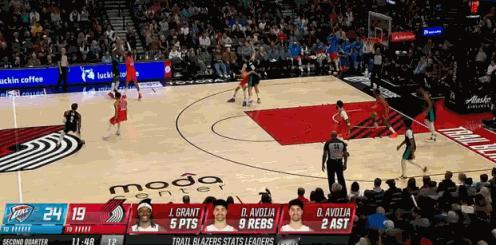 被上课了！杨瀚森单吃切特没成功，回头被怒射一记三分。 