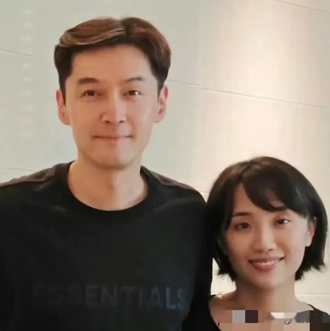 胡歌老婆应该是个很健谈的人，看她跟刘松仁互动能如此松弛就能感觉到。所以，在事业上