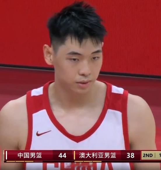 崔永熙恢复得真不错，防守抢断加一条龙扣篮，是中国男篮上半场最精彩的攻防回合。只是