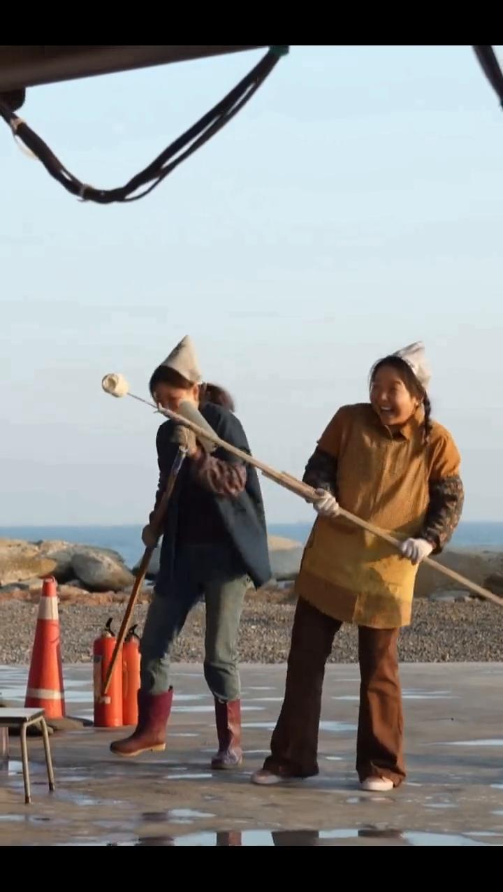 给东北话整出来了。
·鳖一眼，蠢蠢欲动。
·跟镜头交流一下，再来拍拍背。
·一秒