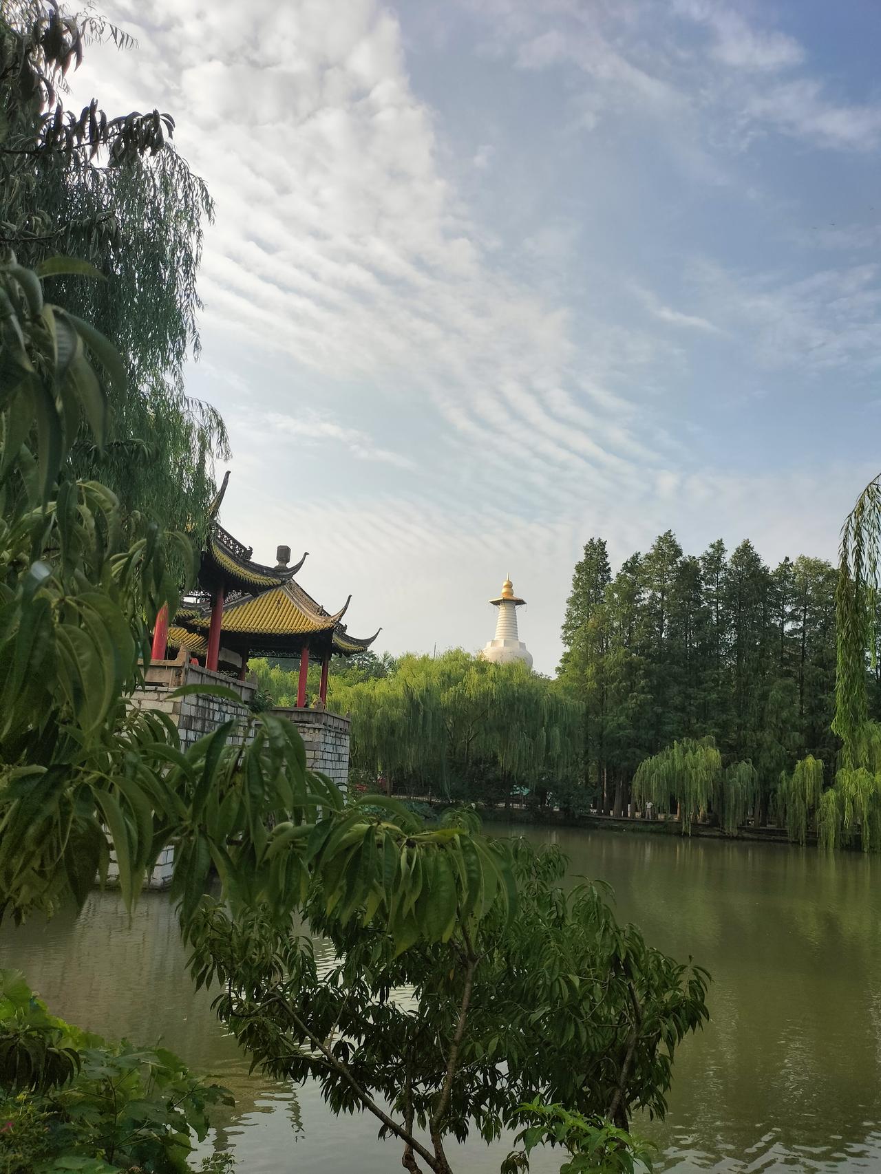 人生活着有几大快乐之处
一，饭店，餐厅
二，银行，金店
三，娱乐场所
四，体育场