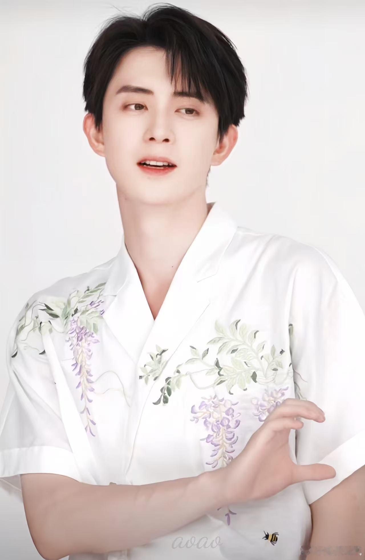 爱上付出型敖瑞鹏是我的宿命 敖瑞鹏每一次的互动，都带着满满的温度。他不是在经营人