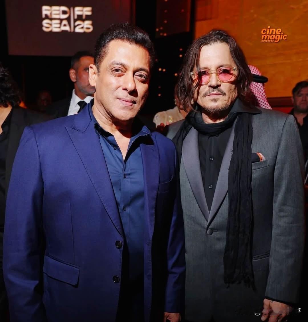 印度演员萨尔曼·汗和约翰尼·德普在2025年红海电影节上。