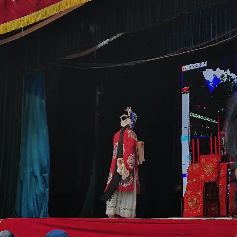 河南豫剧到山东表演，首日观众就约有6万，这数据太惊人了！豫剧作为河南的特色剧种，