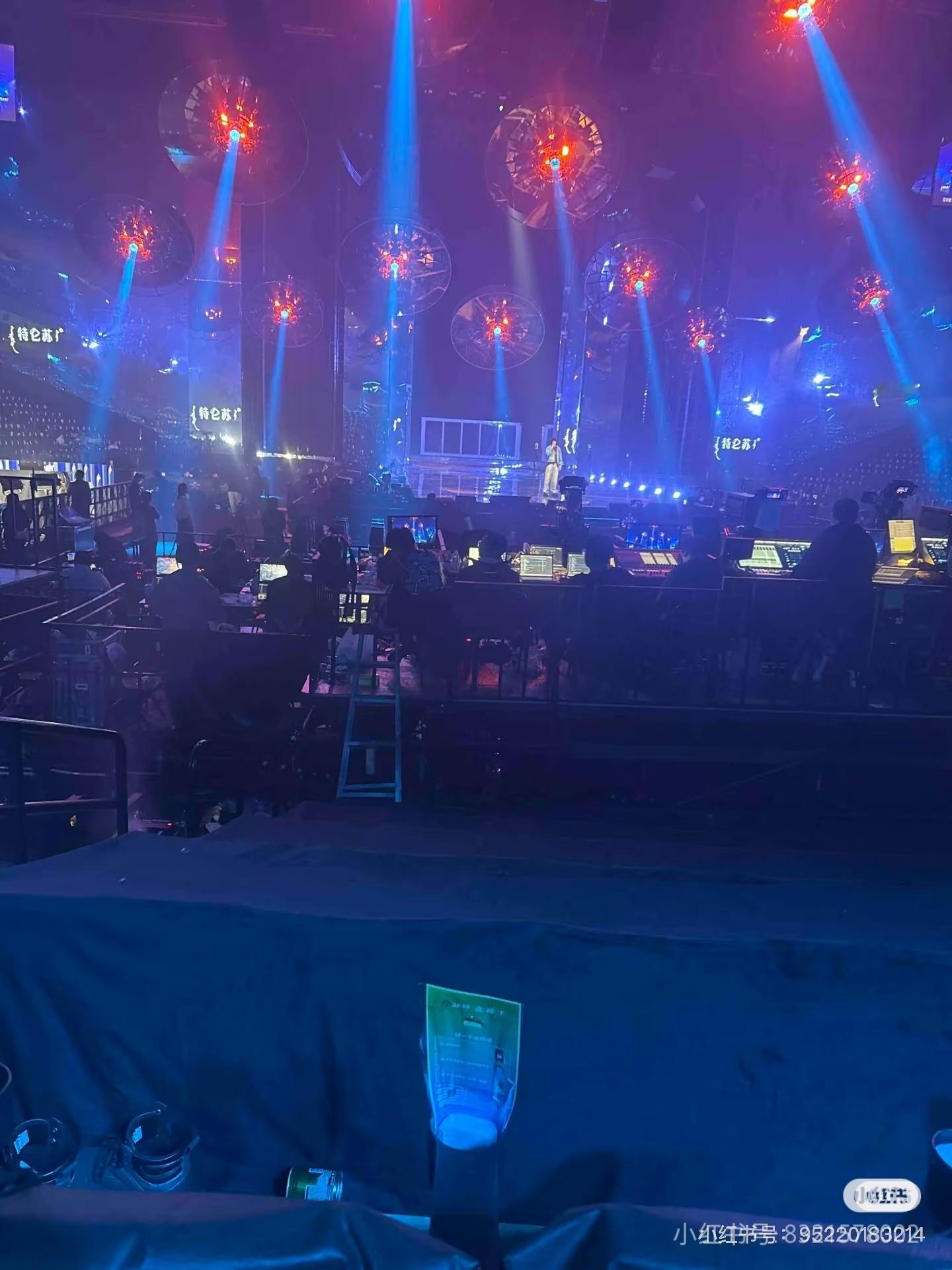 网上捡到一张江苏卫视跨年彩排的路透！远远望去，还是能一眼认出是刘宇宁呀！小小的人