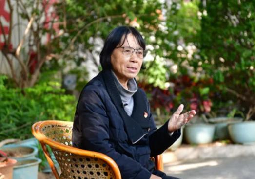2007年，张桂梅受邀做客央视，刚到演播室，导演瞅了她一眼，皱眉说：“你这身衣服