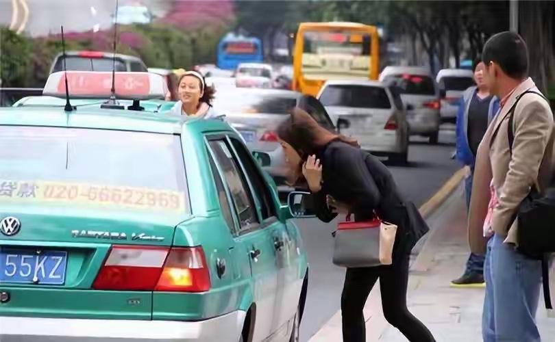 为什么大家宁愿在路边等网约车，也不愿意去坐就在路边的出租车？

明明路边就停着出