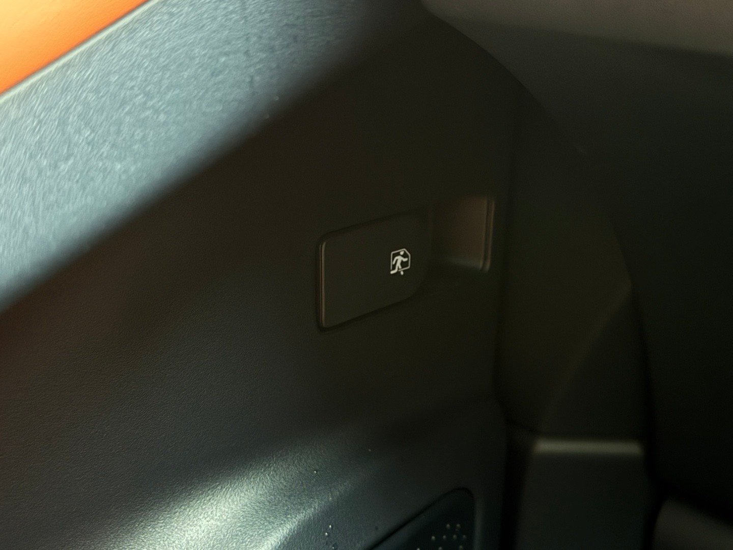 领克08的紧急机械开门拉手在门板前部与IP连接部分的下方。好处是面积比较大，以正